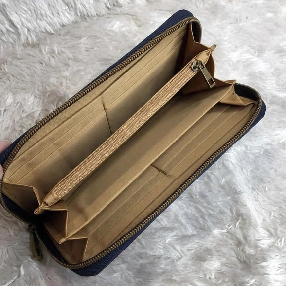 TRAVELON Abstract Travel Wallet - Picture 4 of 5